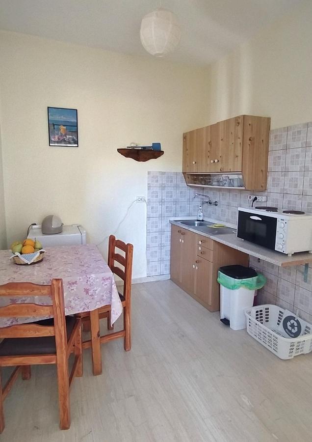 Hellmann Apartments Afión Екстериор снимка