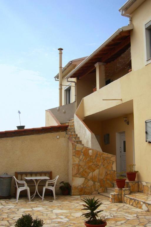 Hellmann Apartments Afión Екстериор снимка