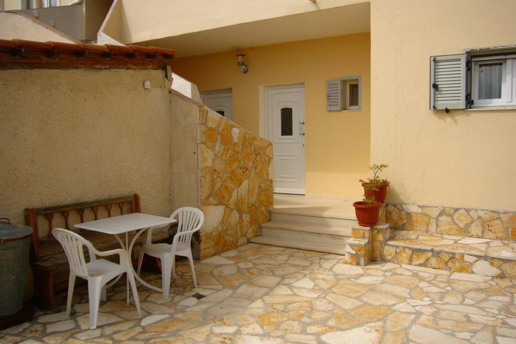 Hellmann Apartments Afión Екстериор снимка